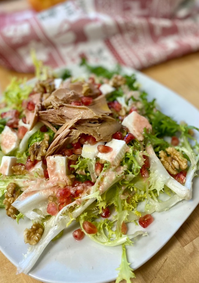 Una foto de Ensalada de escarola con granada y melva de canutera