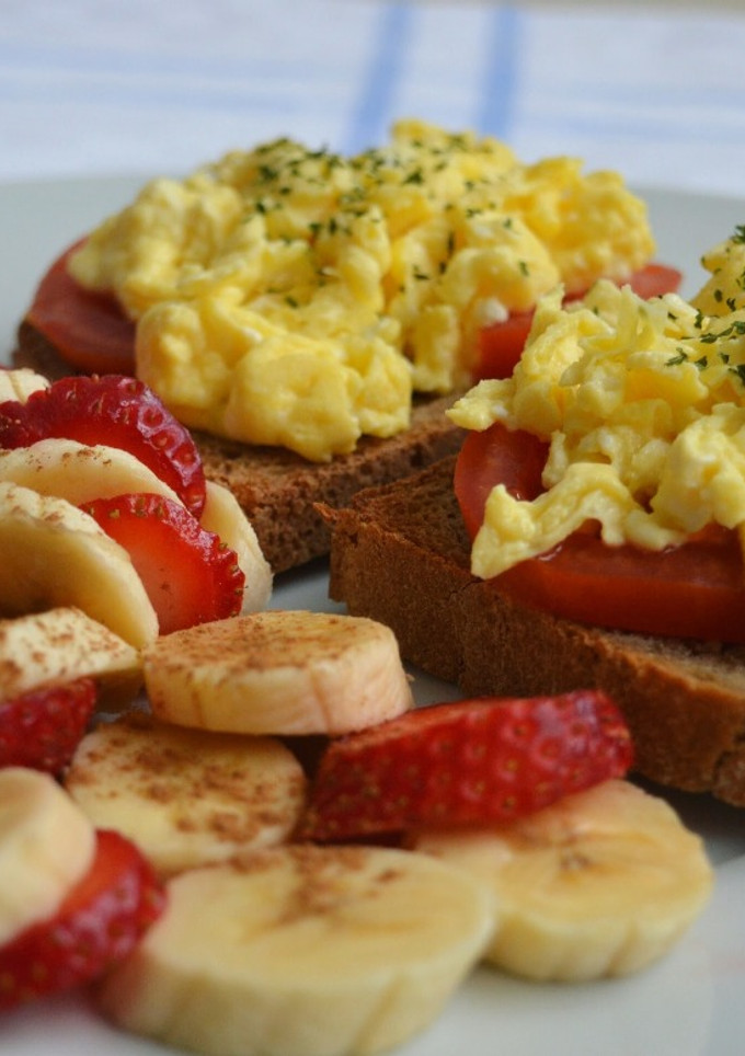 Una foto de Tostadas con huevos rotos