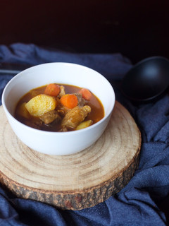 Una foto de Estofado de magro con patatas con salsa de curry