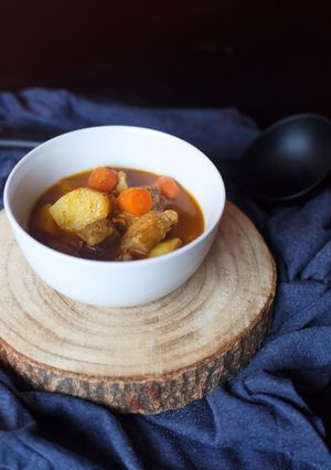 Foto principal de Estofado de magro con patatas con salsa de curry