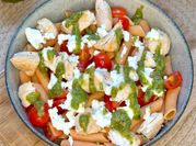 Una foto de penne con pollo y queso