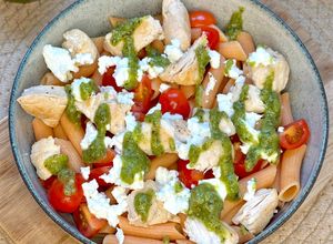 Foto principal de Ensalada de Pasta con Pollo y Pesto
