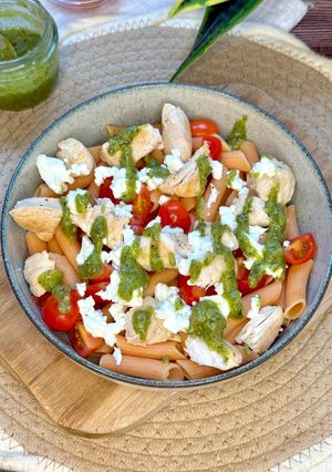 Foto principal de Ensalada de Pasta con Pollo y Pesto