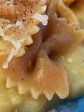 Farfalle integrali su purea di fave secche