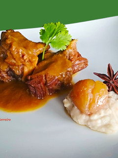 Una foto de Carne de oveja en salsa con puré de castañas