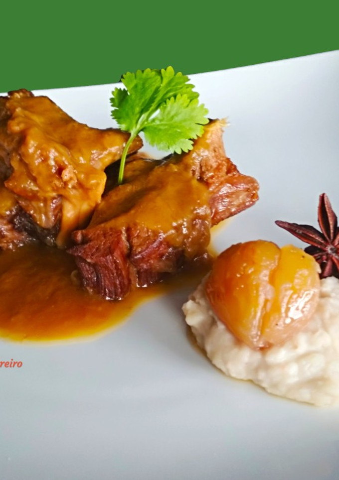 Una foto de Carne de oveja en salsa con puré de castañas