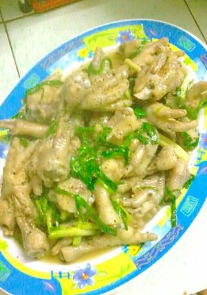 Hình của món Chân gà hấp hành.