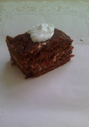 Una foto de Torta de chocolate rellena con crema frutichoco