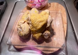 Mole almendrado con pollo y arroz rojo