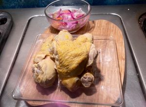 Una foto de Mole almendrado con pollo y arroz rojo