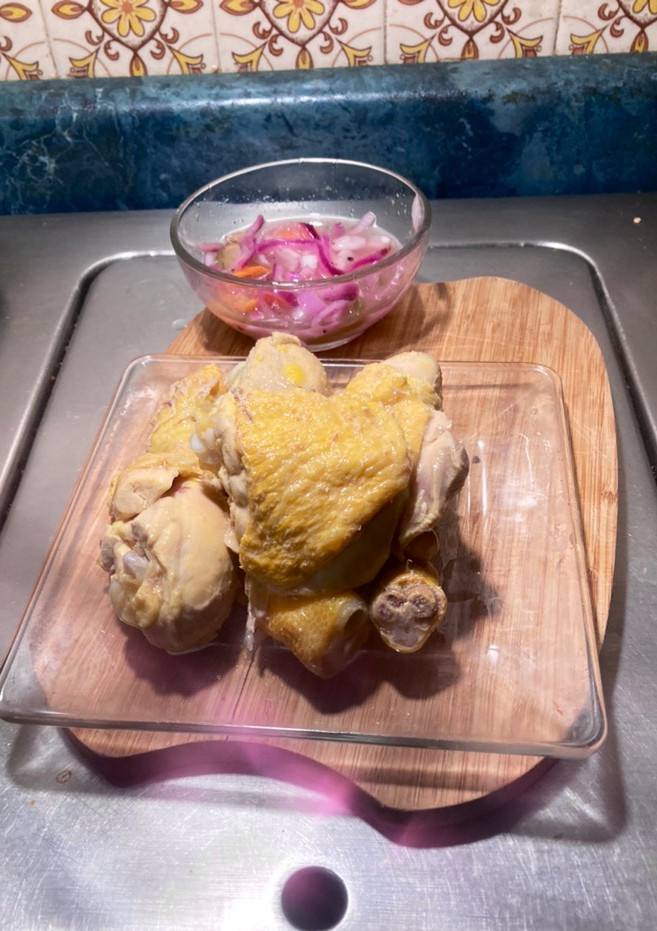 Una foto de Mole almendrado con pollo y arroz rojo