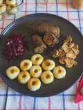 Kluski śląskie Gnocchi della Slesia con involtini di manzo e rapa rossa