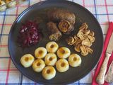 Kluski śląskie Gnocchi della Slesia con involtini di manzo e rapa rossa