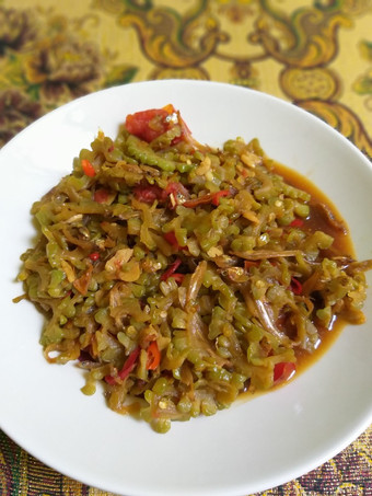 Bagaimana Membuat Tumis pare teri pedas yang Bikin Ngiler