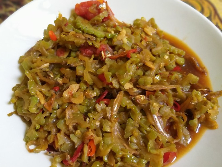 Bagaimana Membuat Tumis pare teri pedas yang Bikin Ngiler