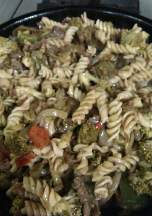 Una foto de Tornillos con carne en tiras y brócoli