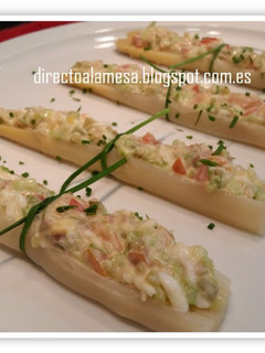 Una foto de Espárragos rellenos de salmón ahumado