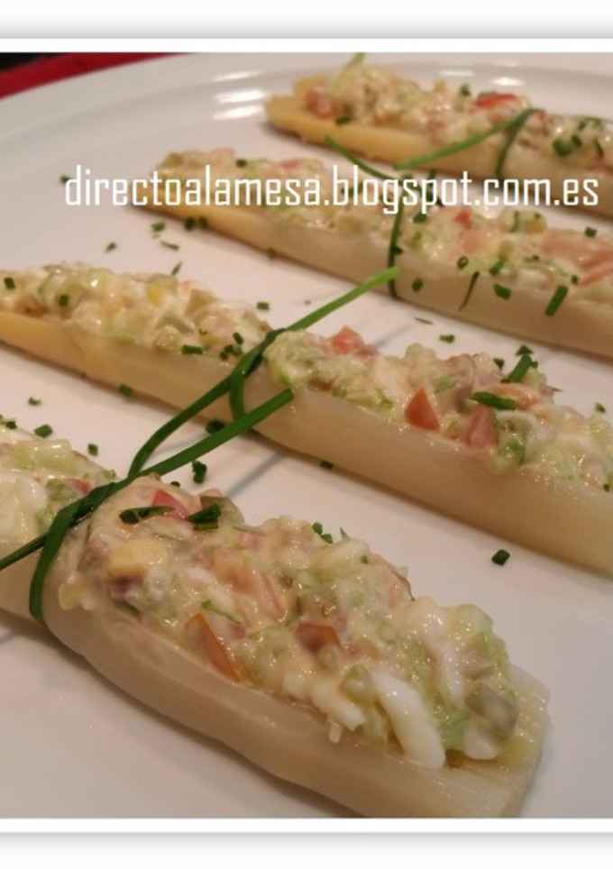 Una foto de Espárragos rellenos de salmón ahumado