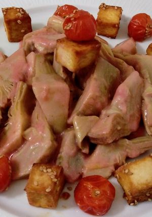 Foto principal de Alcachofas en puré de remolacha y tofu con tomatitos salteados con sésamo y miel