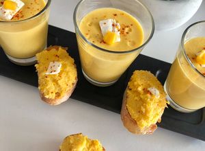 Une photo de Gaspacho de maïs 🌽 et son toast à la tapenade de maïs