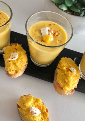 Une photo de Gaspacho de maïs 🌽 et son toast à la tapenade de maïs
