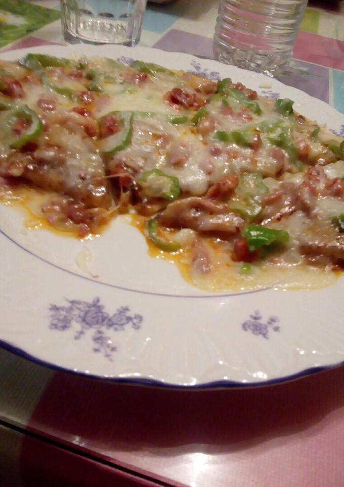 Una foto de Trozos de Pizza para cenar. Estilo Lance