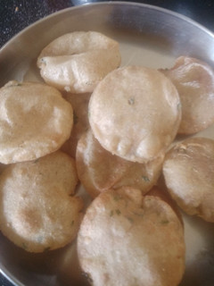 ફરાળી મસાલા પૂરી (Farali Masala Puri Recipe In Gujarati) રેસીપી મુખ્ય ફોટો