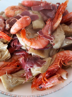 Una foto de Alcachofas salteadas con gambas y jamón
