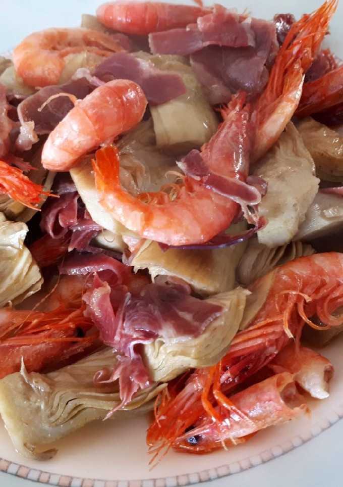 Una foto de Alcachofas salteadas con gambas y jamón