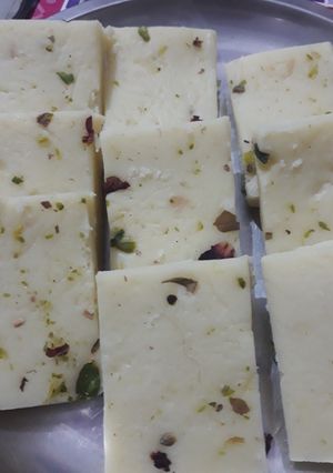 A picture of Nariyal ki burfi.