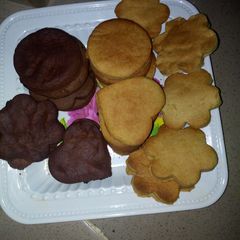 A picture of Chocolate and vanilla cookies.