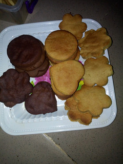 A picture of Chocolate and vanilla cookies.