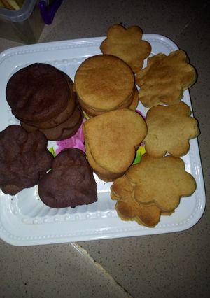 A picture of Chocolate and vanilla cookies.