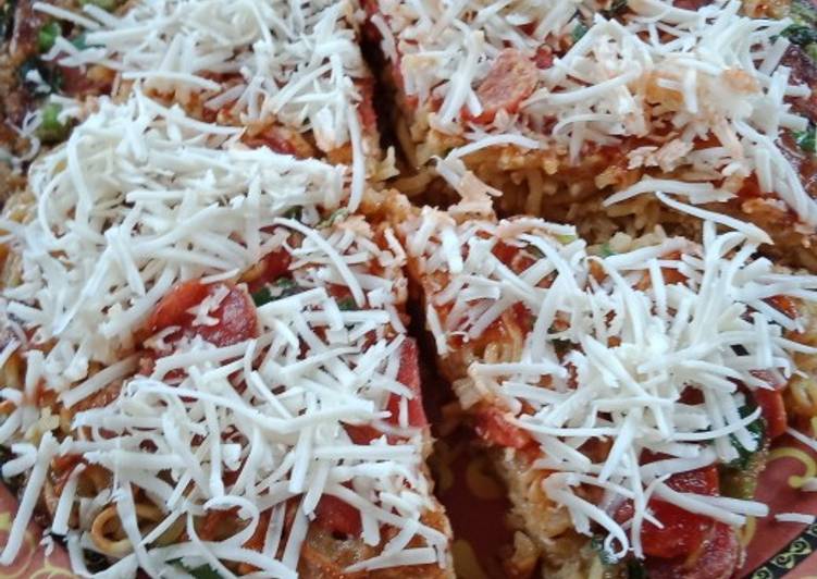 Cara Gampang Menyiapkan Pizza Mie yang Bikin Ngiler