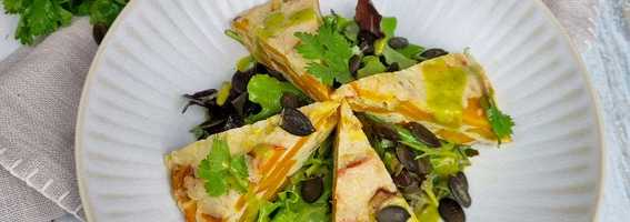 Kürbis-Tortilla mit Salat