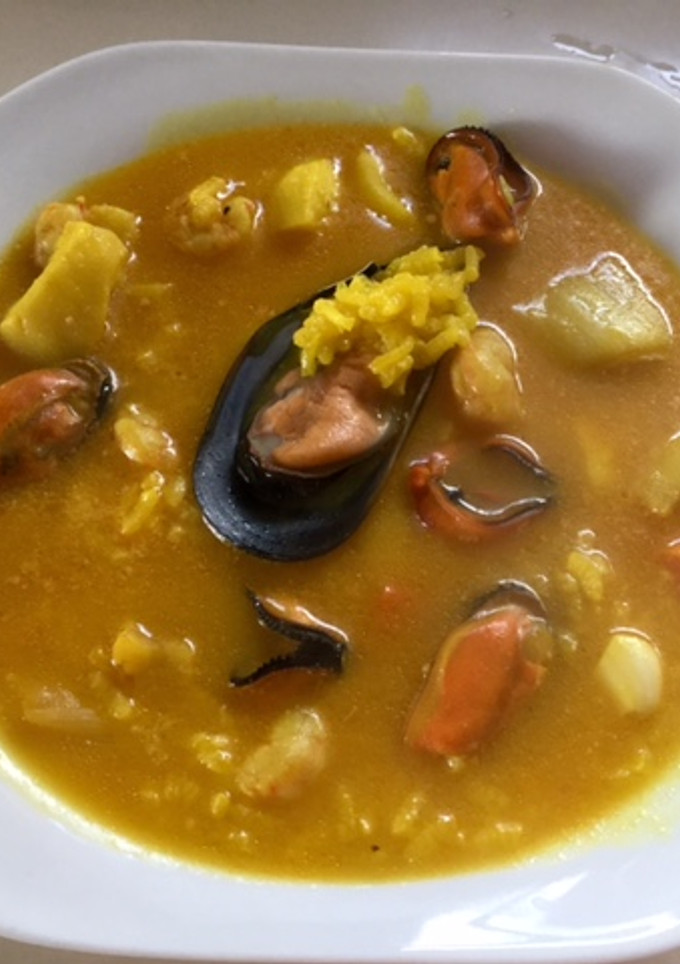 Una foto de Sopa de pescado con arroz