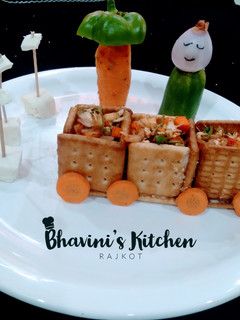 બિસ્કિટ ટ્રેન સલાડ (Biscuit Train Salad Recipe In Gujarati) રેસીપી મુખ્ય ફોટો