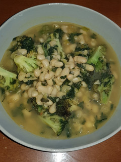 Una foto de Sopa de alubias y brócoli