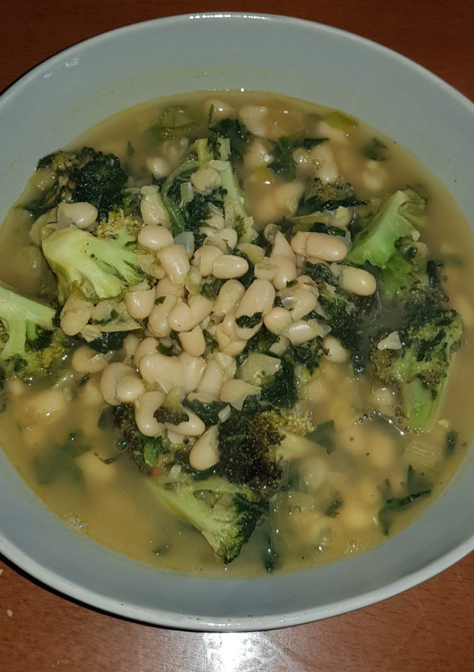 Una foto de Sopa de alubias y brócoli