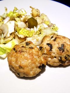 Una foto de Hamburguesas de pavo y albahaca rellenas con queso
