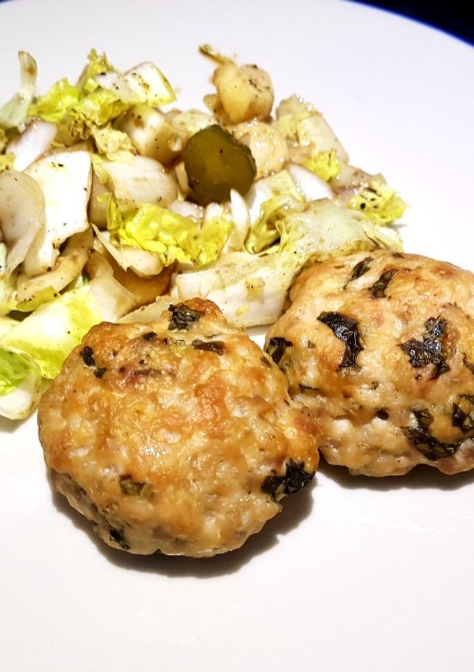Una foto de Hamburguesas de pavo y albahaca rellenas con queso