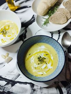 Articsóka krémleves fokhagymás bagettel recept fotója