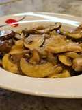 Lomo encebollado con champiñones
