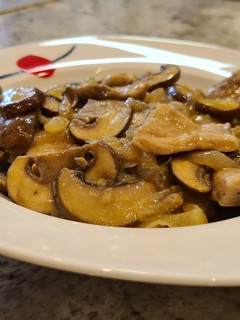 Una foto de Lomo encebollado con champiñones