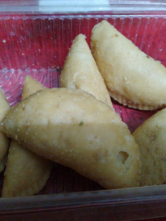 गुजिया(gujiya recipe in hindi) रेसिपी मुख्य फोटो