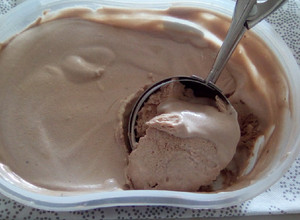 Csokoládé fagyi - 3 összetevőből, krémes, egyszerű recept fotója