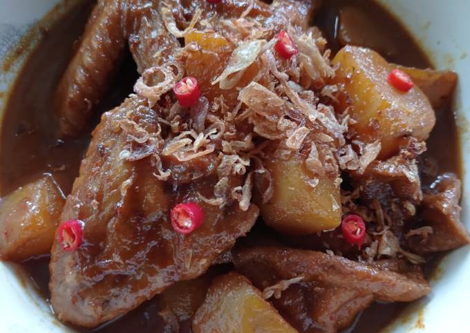 Semur ayam kentang tahu. Enak banget