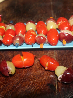 Una foto de Banderillas de cherry, anchoas y uvas