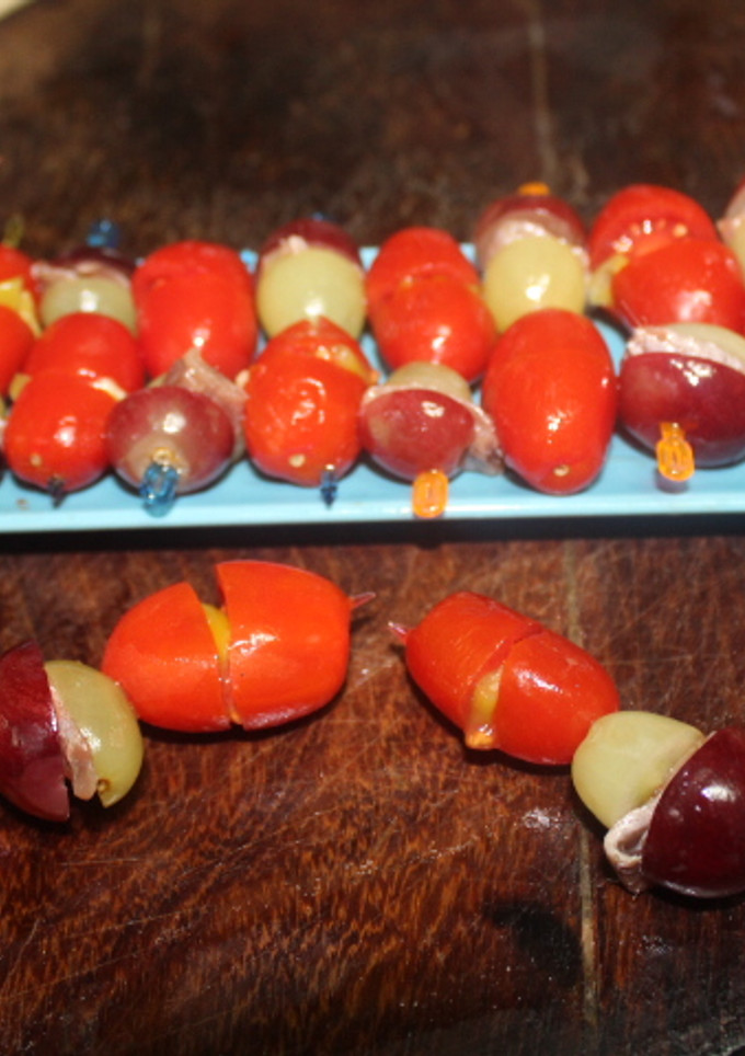 Una foto de Banderillas de cherry, anchoas y uvas