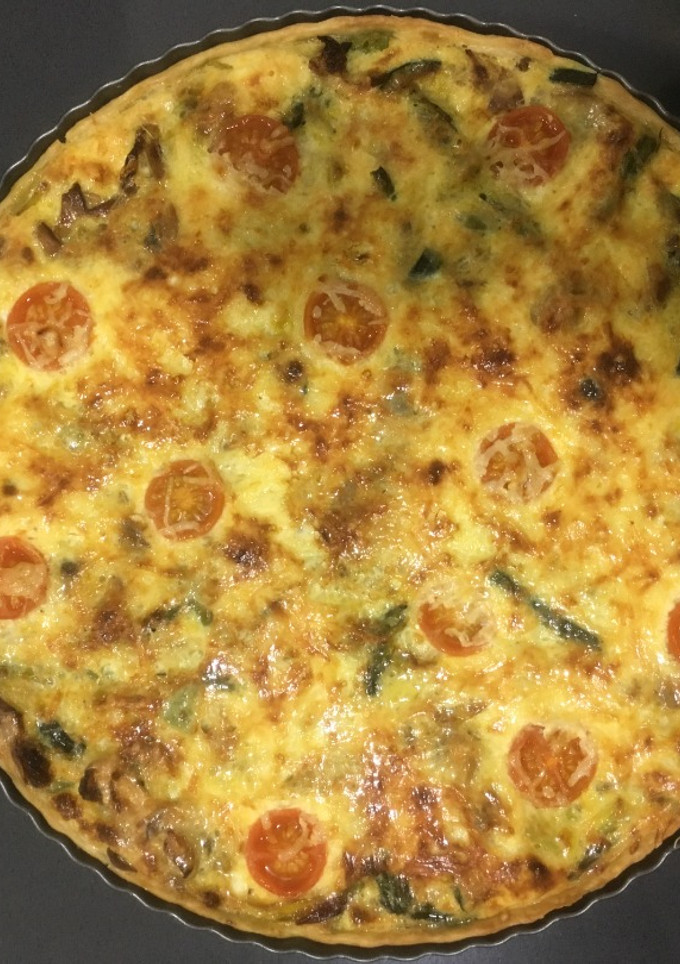 Una foto de Quiche de espárragos trigueros y tomates cherry